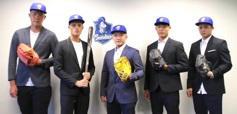 悍將今天與(左起)李建勳、林奕豪、姚冠瑋、葉國情、林聖榮五位新秀完成簽約。大會提供