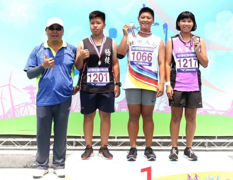 國女組鉛球前三名選手頒獎後合影。林嘉欣／攝影。
