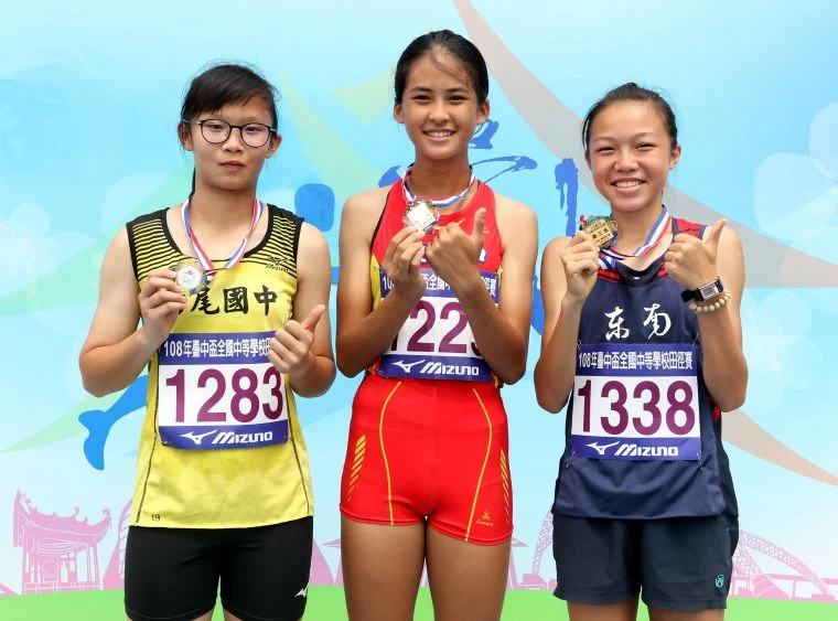 國女組跳遠前三名周怡新、李馨慧和許思于都破大會記錄 。林嘉欣/攝影。