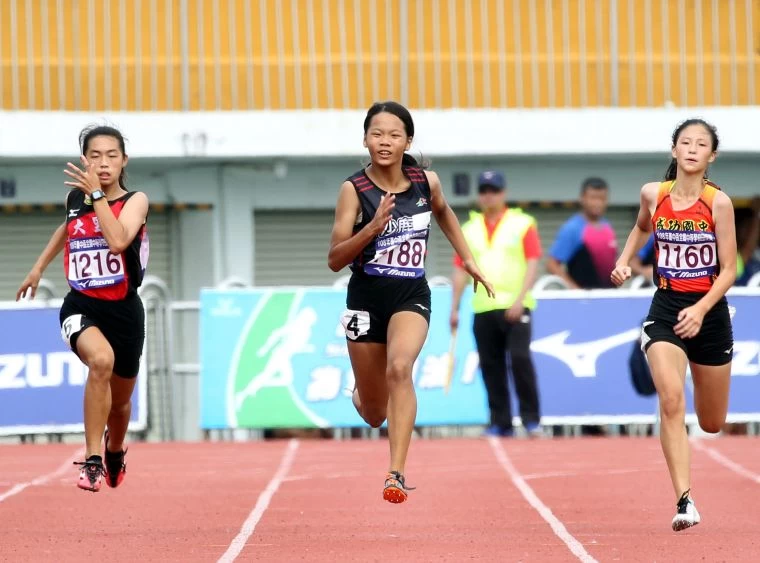 沙鹿國中一年級的楊玫玫(中)勇奪國女200公尺金牌。林嘉欣/攝影。