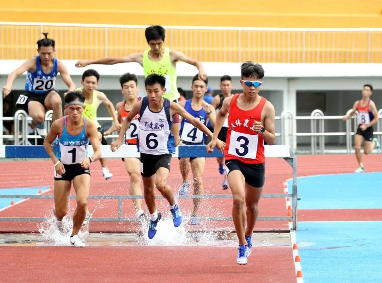 高男組3000公尺障礙決賽競爭激烈。林嘉欣/攝影。
