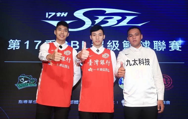 第17季超級籃球聯賽(SBL)新人選秀會3, 僅台灣藝術大學張家禾(中)台藝大陳懷安(右)和台灣大學醫學系的劉人豪(左)3人入選。大會提供
