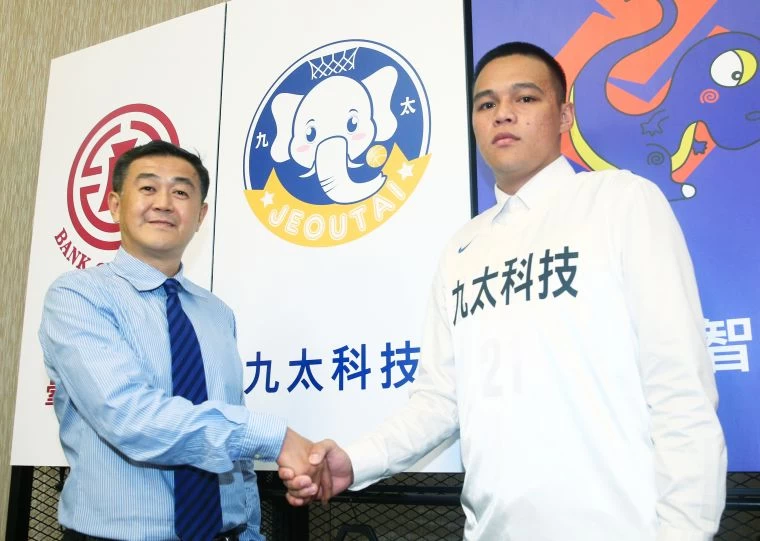 九太在首輪第2順位挑走台藝大陳懷安(右),九太教練劉嘉發握手歡迎。大會提供