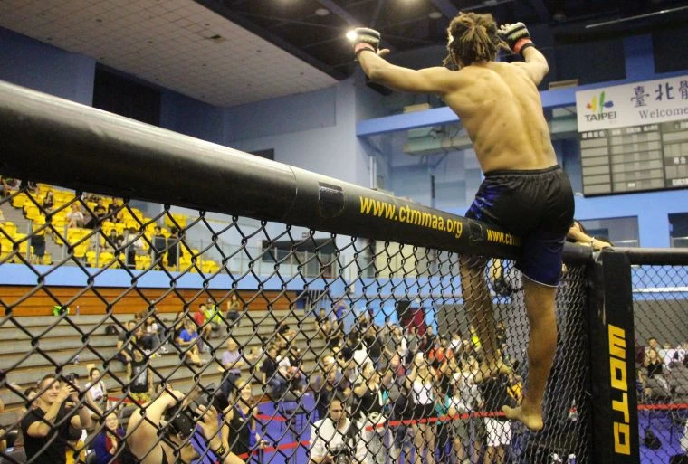 33歲的仁飄零成功壓制對手,以地板權取得勝利。大會提供