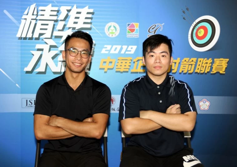 本週企業射箭聯賽主播張邵安(右)和講評鄭丞傑。企業射箭聯盟／提供。