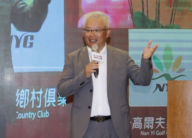 南一高爾夫球場董事長葉君山在配對賽晚宴致詞。鍾豐榮攝