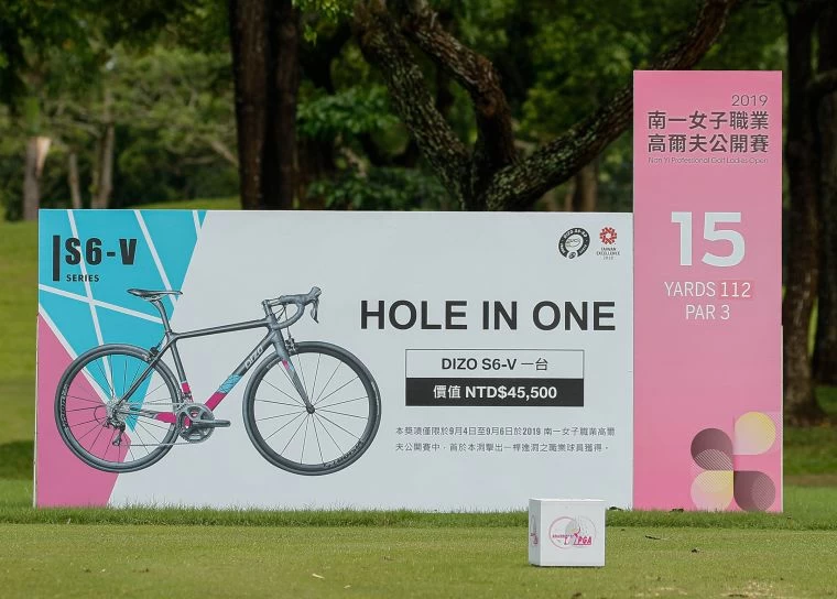 南一女子職業高爾夫公開賽第15洞一桿進洞獎品。葉勇宏攝