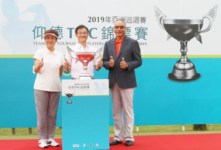 台灣職業高爾夫協會理事長謝錦昇(右起).仰德集團副執行長謝漢章.林口球場副董事長羅麗雪記者會中展示冠軍盃。鍾豐榮攝