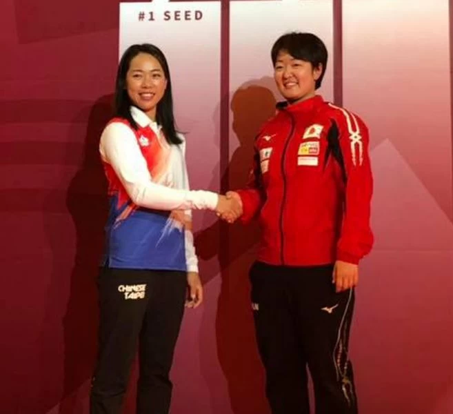 譚雅婷(左)和日本杉本智美先禮後兵。倪大智/提供。
