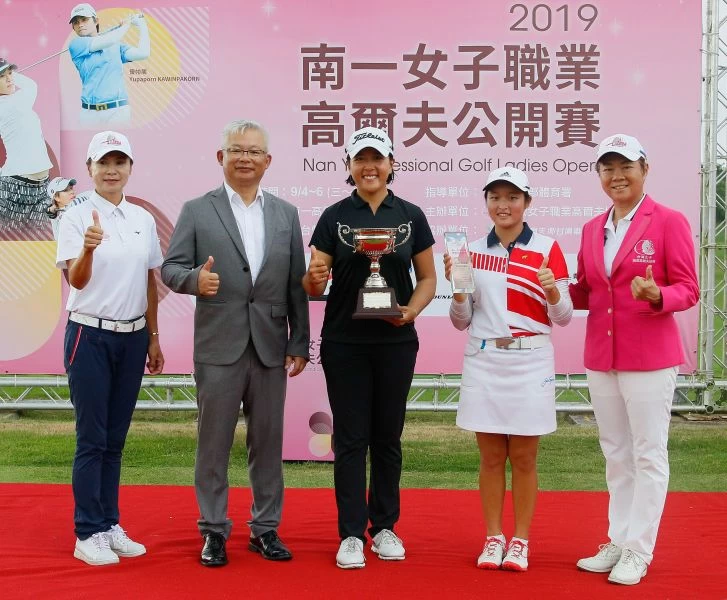 (左起)TLPGA賽務總監駱淑禎、南一球場董事長蔡君山、冠軍林子麒、業餘冠軍吳佳晏、TLPGA理事長鄭美琦。葉勇宏攝