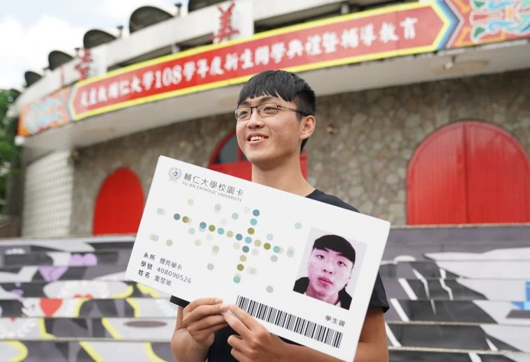 喬楚瑜獲頒學生證象徵正式成為輔大人。大會提供