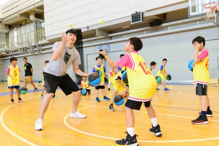 富邦勇士隊為小朋友們進行敏捷性訓練。大會提供
