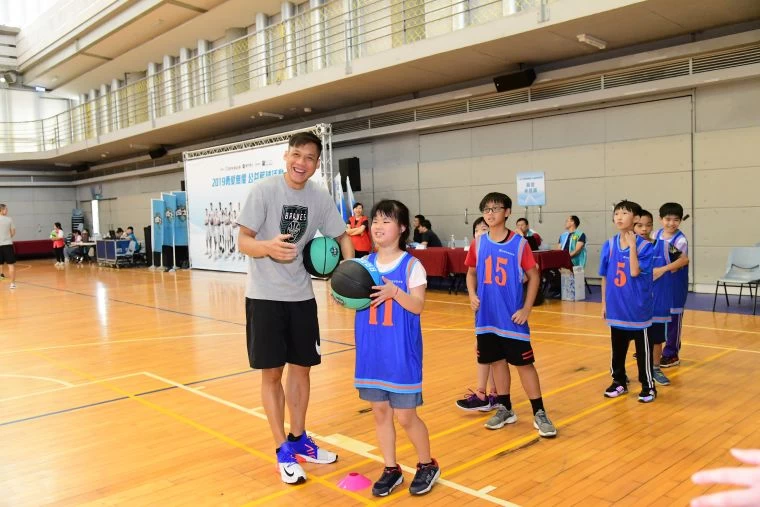 富邦勇士隊野獸林志傑教導小朋友傳球。大會提供