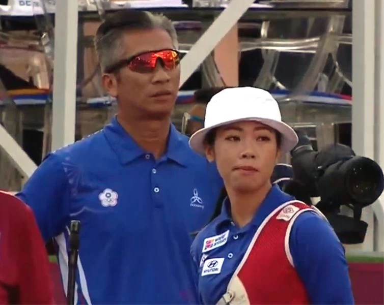 譚雅婷和教練倪大智。截取自直播畫面。