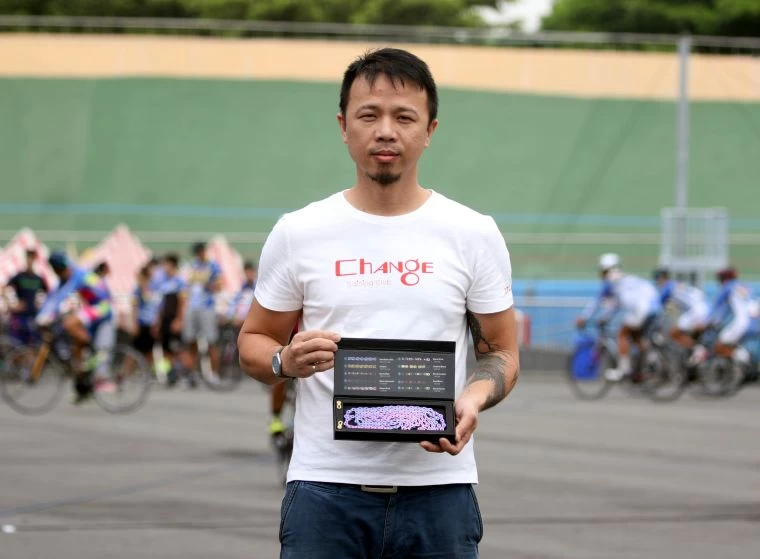 前自由車國手洪許樺建贊助鏈條給108年全國自由車場地賽當做獎品。中華民國自由車協會/提供。