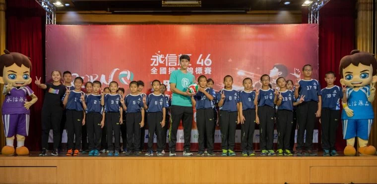 前國家隊國手許美中傳承賽事用球予台北市五常國小排球隊。大會提供