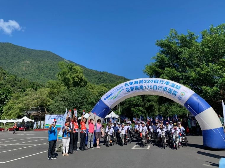 花東海灣自行車逍遙遊320k及175k、4+2活動今天在風和日麗下起跑。中華民國自行車騎士協會/提供