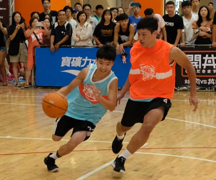 2019摩曼頓天王盃高中組決賽上演南區內戰,由林子雋(圖右)率領的「富明國際」,靠著較佳的禁區優勢,擊敗賽會「小巨人」陳癸翰(圖左)領軍的「YCOLJ」,順利拿到高中組冠軍。主辦單位提供