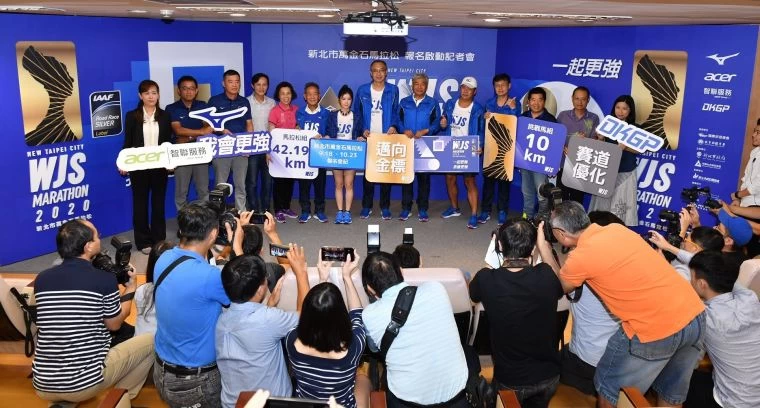 副市長謝政達領軍，與中華民國田徑協會理事長葉政彥、跑者設計師蕭青陽、代言人李佳穎等，一起宣告2020萬金石馬拉松賽事報名開跑。大會提供