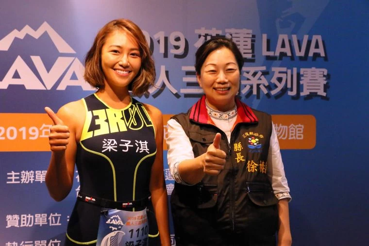 重訓女神梁子淇獲贈埔鹽順澤宮的帽子。大會提供