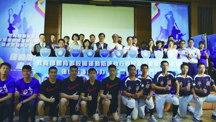 七大區域輔導中心代表,與南山高中、平鎮高中、豐原高商教練、防護員、運動員等一同守護,為未來校園運動防護盡心力,提升團隊戰鬥力。司格特運動行銷提供