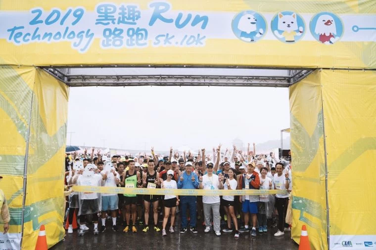 貴賓、活動大使與跑者們起跑前合影留念。海碩整合行銷提供