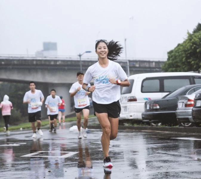 黑趣路跑活動大使侯以理參與10K賽事體驗智能運動手環。海碩整合行銷提供
