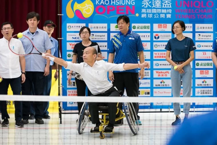 市長韓國瑜親自體驗輪椅網球,並鼓勵輪椅族一起來從事輪椅網球運動。高雄市運動發展局提供