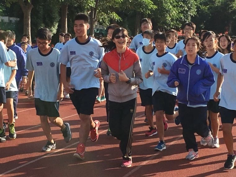 教學傑出獎得主-桃園市平南國民中學王璽瑩老師(中)。體育署提供