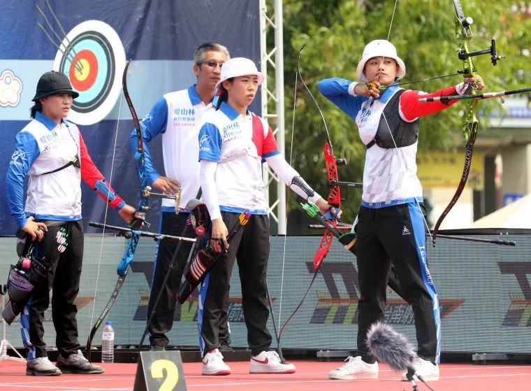 新竹愛山林隊林詩嘉(右)在女團射出兩支失誤箭,加射後及時回穩獲勝。企業射箭聯盟/提供。