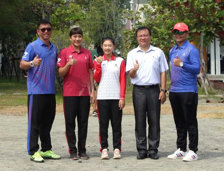 金城國中校長蔡明昌(右二)和校友白依婷(左二)、王方辰(中)、射箭隊教練陳能陞(左)及廖永智(右)。企業射箭聯盟/提供。