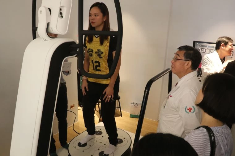 台電女排球員赴輔大醫院運動醫學中心測試器材。輔大運動醫學中心提供