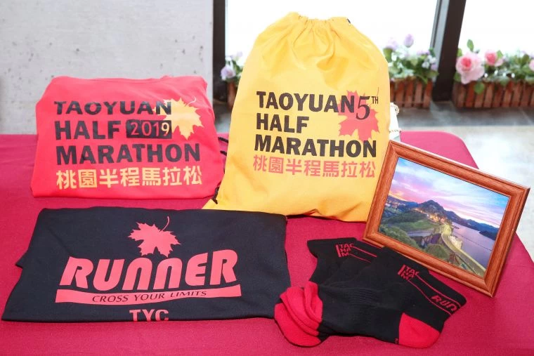 此次參加「2019桃園半程馬拉松-石門水庫楓半馬」的跑者們,可獲得挑戰桃園路跑賽事最高之總獎金44萬,以及總價值近3,000元高CP值贈禮。大會提供