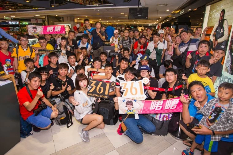 「啦啦隊女神」峮峮化身361°一日店長人氣爆棚。361°提供