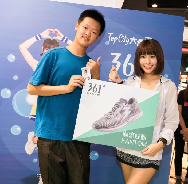峮峮送出本日最大獎361°FANTOM鞋一雙與粉絲開心合照。361°提供