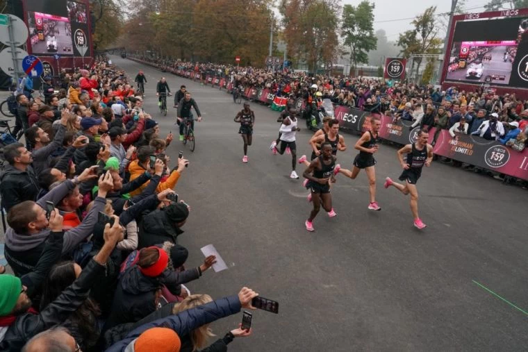 基普喬蓋在一群精英選手配速下成功超越t 2小時障按。摘自INEOS 1:59 Challenge官網