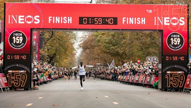 基普喬蓋成功挑戰2小時障礙。摘自INEOS 1:59 Challenge官網