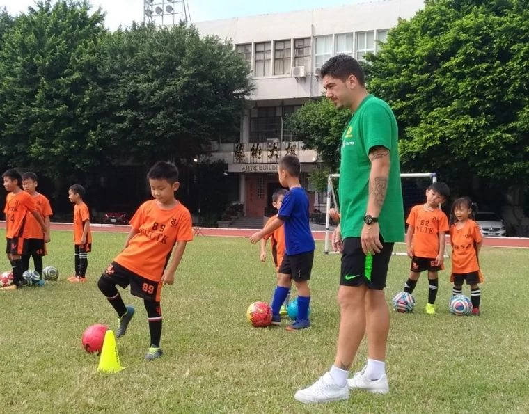 澳洲球員先到高雄師範大學指導小球員。足協提供