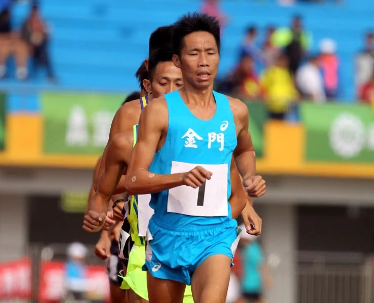 「金門囝仔」何盡平(前)將在桃園全運尋求男子馬拉松四連霸。720armour運動眼鏡/提供。