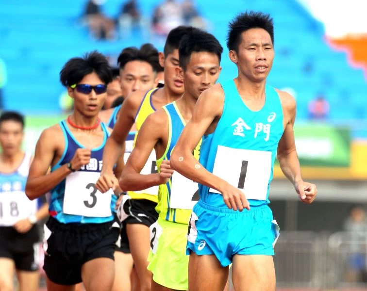 「金門囝仔」何盡平(前)將在桃園全運尋求男子馬拉松四連霸。720armour運動眼鏡/提供。