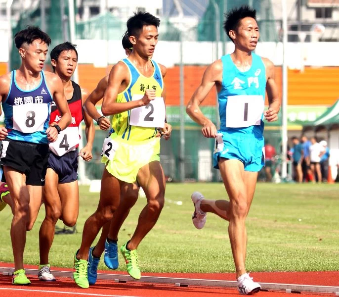 何盡平(前)將在桃園全運尋求男子馬拉松四連霸。720armour運動眼鏡/提供。