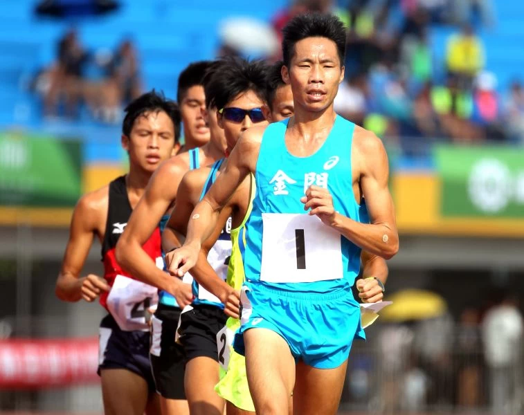 何盡平(前)將在桃園全運尋求男子馬拉松四連霸。720armour運動眼鏡/提供。