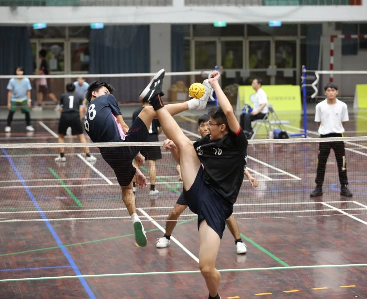 佳冬高農B潘政佑(左)、滬江高中A陳禹翔空中對抗。大會提供