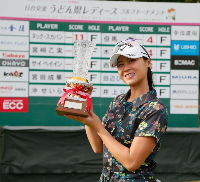 泰國女將蘇卡潘高舉冠軍獎杯。葉勇宏攝影