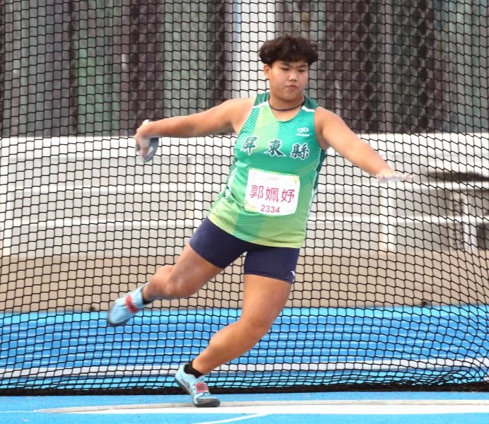 屏東縣郭姵妤以47.70公尺首度在全運女子鐵餅奪金。林嘉欣／攝影。