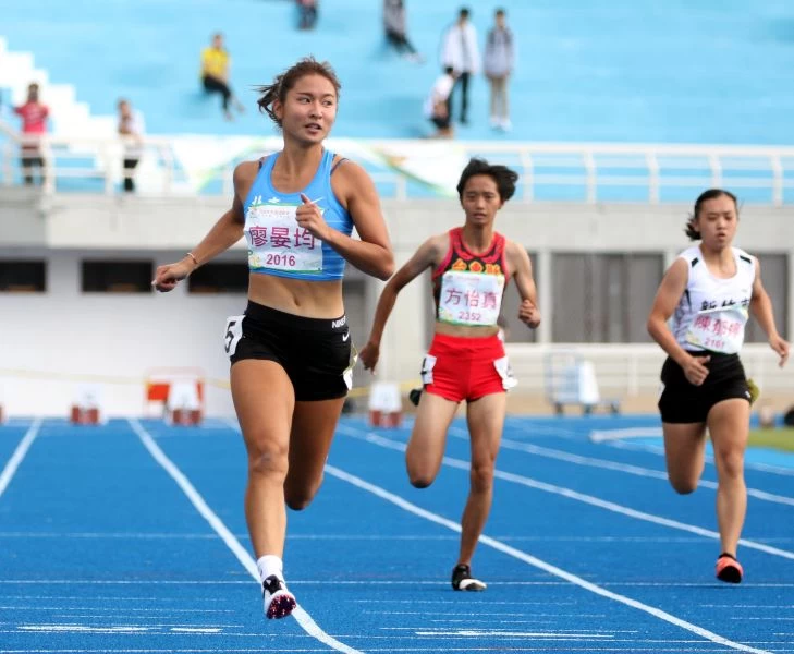 廖晏均(左)在女子一百公尺預賽一馬當先。林嘉欣/攝影。