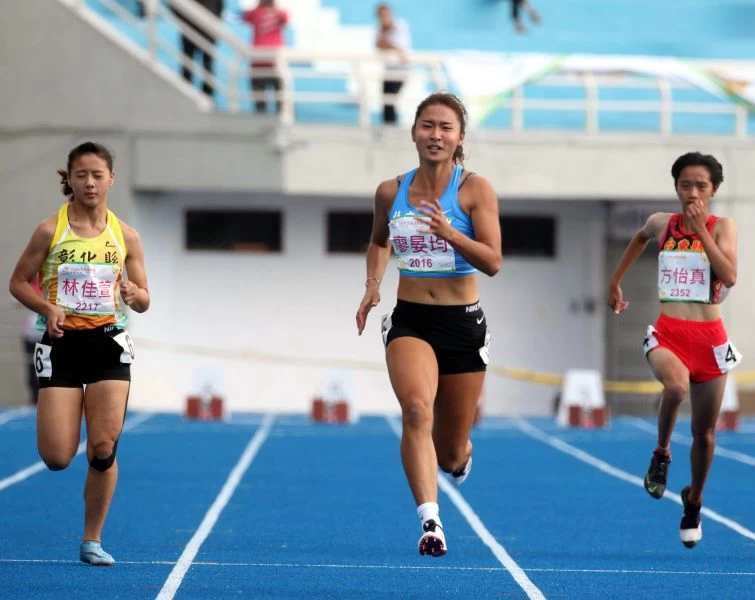 廖晏均(中)在女子一百公尺預賽排第一。林嘉欣/攝影。