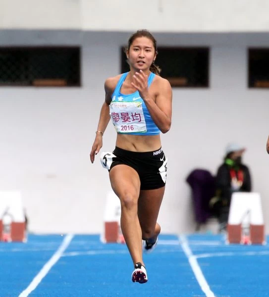 廖晏均以11秒76,首度拿下全運女子一百公尺金牌。林嘉欣/攝影。