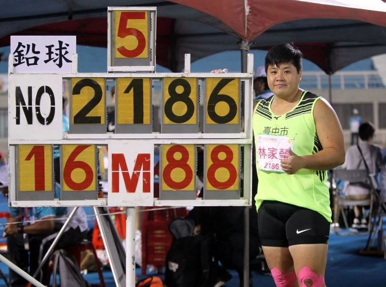 林家瑩以破大會的16公尺88在全運女子鉛球封后,寫下全運田徑史上第一個10連霸。林嘉欣/攝影。