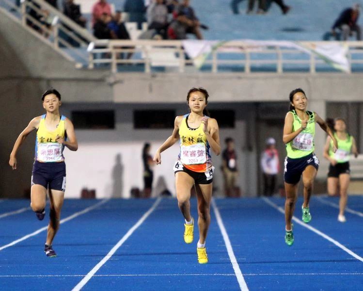 女子400公尺決賽雲林縣楊睿萱(中)破大會。林嘉欣/攝影。